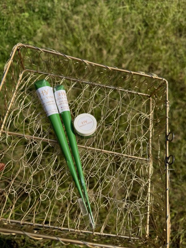 1 organic henna cone (bridal) 1 nailcone 1 aftercare